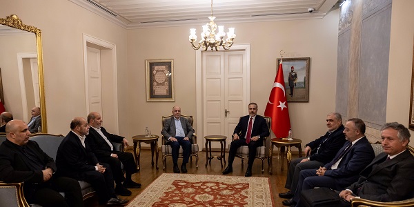 Außenminister Hakan Fidan traf mit Muhammad Ismail Darwish, dem Vorsitzenden des Schura-Rats der Hamas, und den Mitgliedern des Politbüros der Hamas zusammen, 18. Oktober 2024, Istanbul