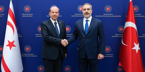 El Ministro de Asuntos Exteriores Hakan Fidan se reunió con Ersin Tatar, Presidente de la República Turca del Norte de Chipre, el 27 de octubre de 2024, en Ankara