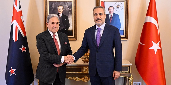 Le ministre des Affaires étrangères Hakan Fidan a accueilli Winston Peters, vice-Premier ministre et ministre des Affaires étrangères de la Nouvelle-Zélande, 26 avril 2024, à Istanbul